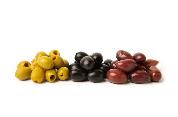 Olivy Izolované Bílém Pozadí Lahodné Černé Zelené Červené Olivy Listy — Stock fotografie