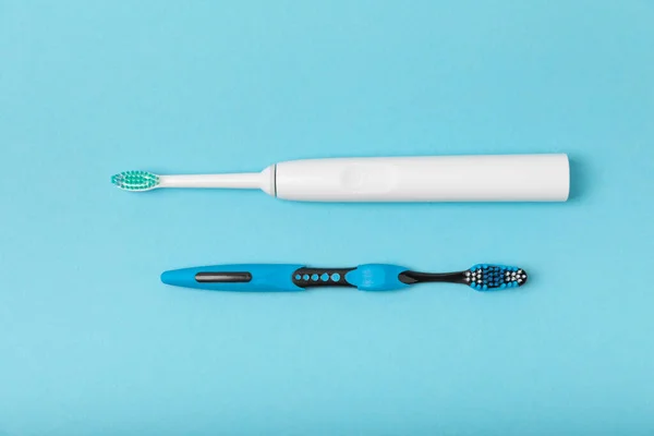 Elektrische Handmatige Tandenborstels Een Blauwe Achtergrond Zicht Van Bovenaf Orale — Stockfoto