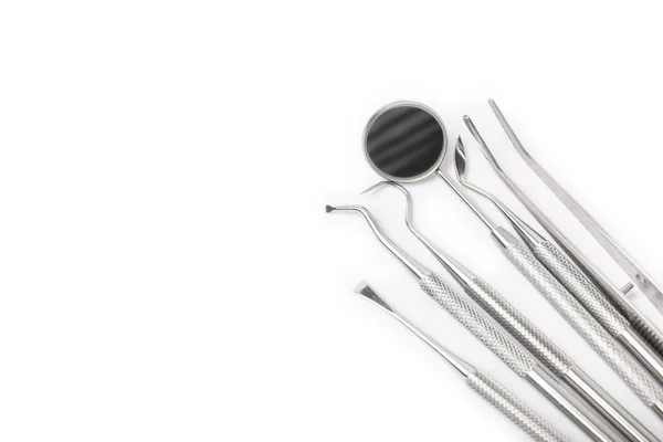 在白色背景下隔离的牙科仪器 口腔保健的专业工具 美白牙齿 刺激牙龈 去除菌斑和焦油 干净的牙齿 牙科学的概念 模仿者 — 图库照片