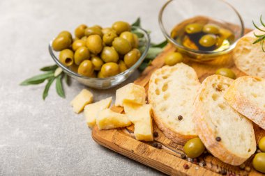 Ciabattas, zeytin yağı ve zeytin, baharat, sarımsak, pesto, parmesan ve ciabatta soslu arkaplan. Banner. Sağlıklı gıda konsepti. Lezzetli. Akdeniz Mutfağı. Boşluğu kopyala.
