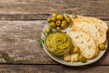 Ciabattas, zeytin yağı ve zeytin, baharat, sarımsak, pesto, parmesan ve ciabatta soslu arkaplan. Banner. Sağlıklı gıda konsepti. Lezzetli. Akdeniz Mutfağı. Boşluğu kopyala.