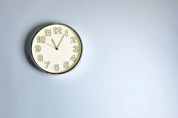 Серые Часы Голубой Стене Концепция Времени Часы Стене Место Текста — стоковое фото