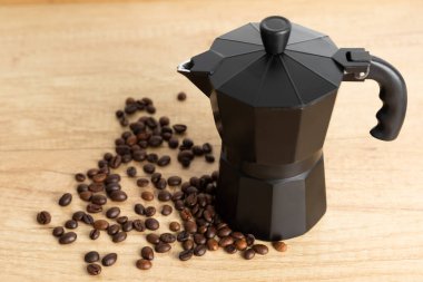 Mutfağın arka planında moka kabı var. Masasında sıcak kokulu kahve olan kahve makinesi. Mesaj için yer. Boşluğu kopyala