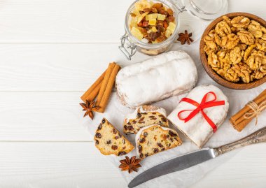 Ahşap arka planda Noel çalıntısı. Geleneksel Noel şenlikli pasta tatlısı. Noel için çalınmış. Noel meyveli pasta, beyaz tabakta puding. Geleneksel Alman Noel pastası..