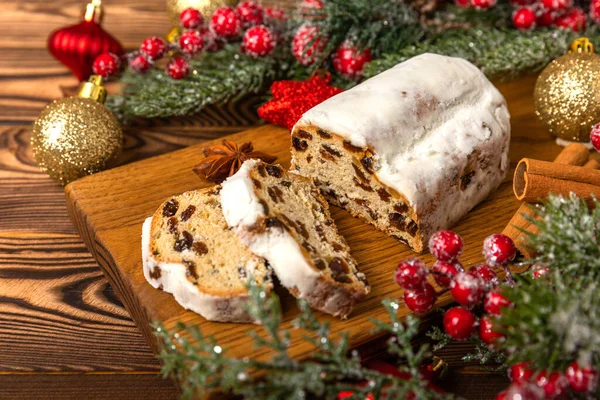 クリスマスは木の背景で盗まれた 伝統的なクリスマスのお祝いのペストリーデザート クリスマスのフルーツケーキ 白いプレートにプリン 伝統的なドイツのクリスマスペストリー — ストック写真