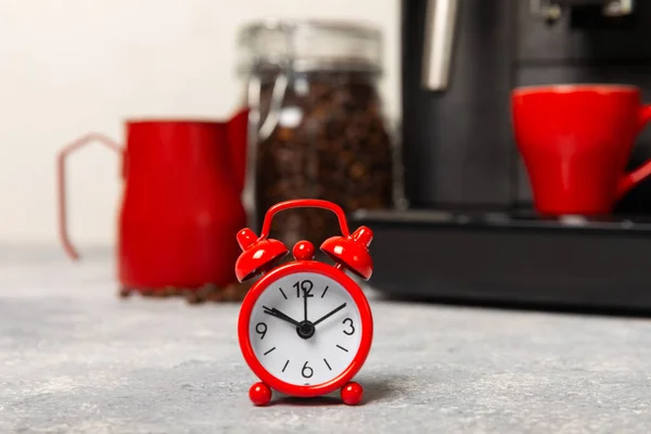 Wekker Achtergrond Van Koffiezetapparaat Rode Wekker Keukentafel Tegen Achtergrond Van — Stockfoto