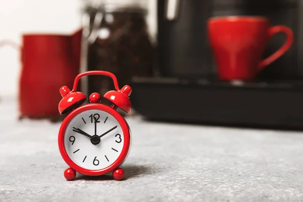 Reloj Despertador Fondo Cafetera Reloj Despertador Rojo Mesa Cocina Sobre — Foto de Stock