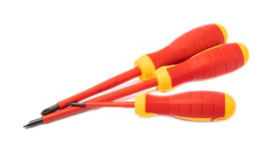 Beyaz arkaplanda kırmızı-sarı tornavidalar var. İnşaatçı ve elektrikçi aleti. Aletler. İnşaat konsepti.