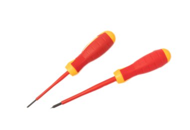 Beyaz arkaplanda kırmızı-sarı tornavidalar var. İnşaatçı ve elektrikçi aleti. Aletler. İnşaat konsepti.