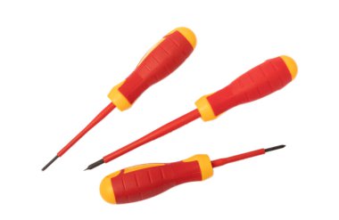 Beyaz arkaplanda kırmızı-sarı tornavidalar var. İnşaatçı ve elektrikçi aleti. Aletler. İnşaat konsepti.