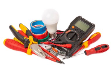 Elektrik ekipmanları beyaz arkaplanda izole edilmiş, kopyalama alanı var. Elektrik aleti seti. Çoklu metre, tornavida, kesiciler, koli bandı, lambalar, mezura ve kablolar..