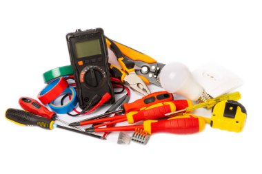 Elektrik ekipmanları beyaz arkaplanda izole edilmiş, kopyalama alanı var. Elektrik aleti seti. Çoklu metre, tornavida, kesiciler, koli bandı, lambalar, mezura ve kablolar..