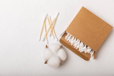 Beton doku arka planında beyaz pamuklu çubuklar. Pamuk tomurcukları. Bambu pamuk tomurcukları. Çevre dostu. Kulaklar için hijyenik pamuklu bez. Mesaj için yer. Kopyalanacak yer.