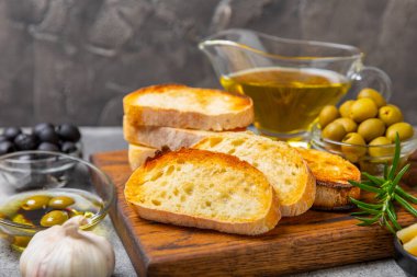 Bitki, zeytin, pesto sosu, sarımsak ve parmesan peyniri ile dilimlenmiş İtalyan ciabatta ekmeği. Taze ev yapımı İtalyan Ciabatta ekmeği. Bitki ve baharatla dilimlenmiş. Yazı için bir yer. kopyalama alanı.
