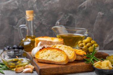Bitki, zeytin, pesto sosu, sarımsak ve parmesan peyniri ile dilimlenmiş İtalyan ciabatta ekmeği. Taze ev yapımı İtalyan Ciabatta ekmeği. Bitki ve baharatla dilimlenmiş. Yazı için bir yer. kopyalama alanı.