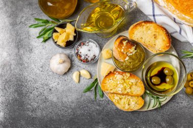 Bitki, zeytin, pesto sosu, sarımsak ve parmesan peyniri ile dilimlenmiş İtalyan ciabatta ekmeği. Taze ev yapımı İtalyan Ciabatta ekmeği. Bitki ve baharatla dilimlenmiş. Yazı için bir yer. kopyalama alanı.