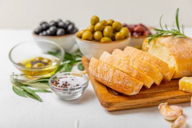 Bitki, zeytin, pesto sosu, sarımsak ve parmesan peyniri ile dilimlenmiş İtalyan ciabatta ekmeği. Taze ev yapımı İtalyan Ciabatta ekmeği. Bitki ve baharatla dilimlenmiş. Yazı için bir yer. kopyalama alanı.