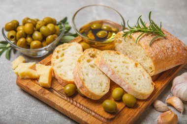 Bitki, zeytin, pesto sosu, sarımsak ve parmesan peyniri ile dilimlenmiş İtalyan ciabatta ekmeği. Taze ev yapımı İtalyan Ciabatta ekmeği. Bitki ve baharatla dilimlenmiş. Yazı için bir yer. kopyalama alanı.