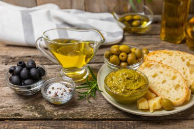 Bitkilerle, zeytinlerle, pesto sosuyla, sarımsak ve parmesanlı peynirle dilimlenmiş İtalyan ciabatta ekmeği. Taze ev yapımı İtalyan Ciabatta ekmeği. Bitki ve baharatla dilimlenmiş. Yazı için bir yer. kopyalama alanı.