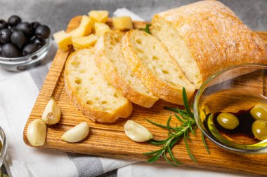 Bitki, zeytin, pesto sosu, sarımsak ve parmesan peyniri ile dilimlenmiş İtalyan ciabatta ekmeği. Taze ev yapımı İtalyan Ciabatta ekmeği. Bitki ve baharatla dilimlenmiş. Yazı için bir yer. kopyalama alanı.