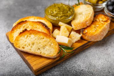 Bitki, zeytin, pesto sosu, sarımsak ve parmesan peyniri ile dilimlenmiş İtalyan ciabatta ekmeği. Taze ev yapımı İtalyan Ciabatta ekmeği. Bitki ve baharatla dilimlenmiş. Yazı için bir yer. kopyalama alanı.