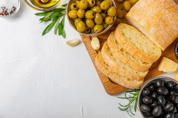 Bitki, zeytin, pesto sosu, sarımsak ve parmesan peyniri ile dilimlenmiş İtalyan ciabatta ekmeği. Taze ev yapımı İtalyan Ciabatta ekmeği. Bitki ve baharatla dilimlenmiş. Yazı için bir yer. kopyalama alanı.