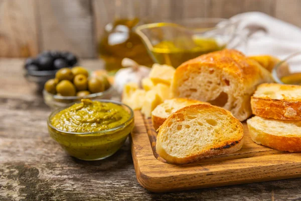 Bitkilerle, zeytinlerle, pesto sosuyla, sarımsak ve parmesanlı peynirle dilimlenmiş İtalyan ciabatta ekmeği. Taze ev yapımı İtalyan Ciabatta ekmeği. Bitki ve baharatla dilimlenmiş. Yazı için bir yer. kopyalama alanı.