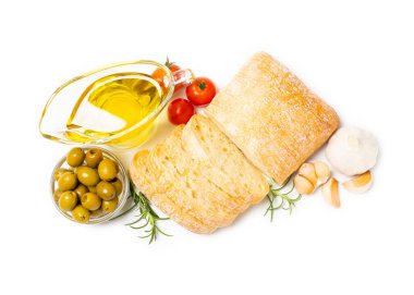 İtalyan ciabatta ekmeği, beyaz arka planda yalıtılmış otlar, zeytinler, sarımsak ve parmesan peyniri ile dilimlenmiş. İtalyan yemeği. Hassasiyet. Vejetaryen yemeği.