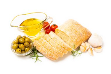 İtalyan ciabatta ekmeği, beyaz arka planda yalıtılmış otlar, zeytinler, sarımsak ve parmesan peyniri ile dilimlenmiş. İtalyan yemeği. Hassasiyet. Vejetaryen yemeği.