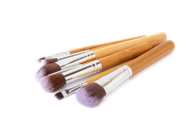 Kozmetik makyaj fırçası beyaz arka planda izole edilmiş. Profesyonel makyaj fırçası. Makyaj aleti. Vizyonist.