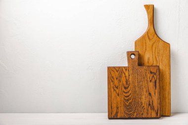 Mutfak beyaz mermer masasında boş ahşap tahta. Kesme tahtası. Tahta kesme tahtası, kopyalama alanı. Mutfak eşyaları. Yemek tarifi. Mesaj için yer. Düz yatıyordu.