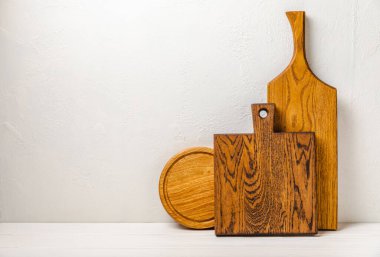 Mutfak beyaz mermer masasında boş ahşap tahta. Kesme tahtası. Tahta kesme tahtası, kopyalama alanı. Mutfak eşyaları. Yemek tarifi. Mesaj için yer. Düz yatıyordu.