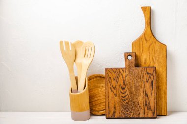 Mutfak beyaz mermer masasında boş ahşap tahta. Kesme tahtası. Tahta kesme tahtası, kopyalama alanı. Mutfak eşyaları. Yemek tarifi. Mesaj için yer. Düz yatıyordu.