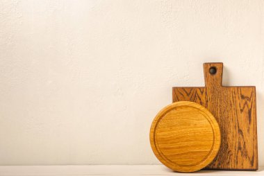 Mutfak beyaz mermer masasında boş ahşap tahta. Kesme tahtası. Tahta kesme tahtası, kopyalama alanı. Mutfak eşyaları. Yemek tarifi. Mesaj için yer. Düz yatıyordu.