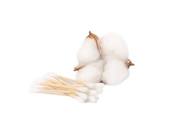 Beyaz arka planda beyaz pamuklu çubuklar. Pamuk tomurcukları. Kulaklar için hijyenik pamuklu bez. ÇEVİRİ