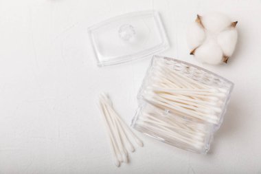 Beton masa zemininde beyaz pamuklu çubuklar. Pamuk tomurcukları. Kulaklar için hijyenik pamuklu bez. Mesaj için yer. Kopyalanacak yer.