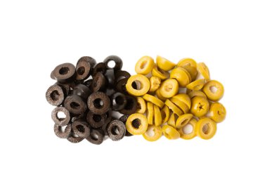Dilimlenmiş yeşil ve siyah zeytin halkaları beyaz arka planda izole edilmiş. Zeytin yemek pişirmek için bir malzemedir. Yemek tarifi. Vejetaryen.