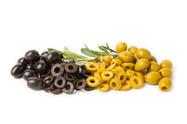 Dilimlenmiş yeşil ve siyah zeytin halkaları beyaz arka planda izole edilmiş. Zeytin yemek pişirmek için bir malzemedir. Yemek tarifi. Vejetaryen.