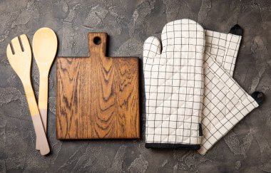 Mutfak eşyaları. Mermer desenli arka planda sıcak yemekler için fırın eldiveni ve tutacağı. Yakın plan. Mesaj için yer. Boşluğu kopyala.