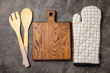 Mutfak eşyaları. Mermer desenli arka planda sıcak yemekler için fırın eldiveni ve tutacağı. Yakın plan. Mesaj için yer. Boşluğu kopyala.