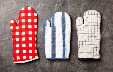 Mutfak eşyaları. Mermer desenli arka planda sıcak yemekler için fırın eldiveni ve tutacağı. Yakın plan. Mesaj için yer. Boşluğu kopyala.