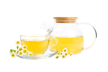 Cam çaydanlıkta papatya çayı ve beyaz arka planda izole edilmiş fincan. Yakın plan. bağışıklık çayı.