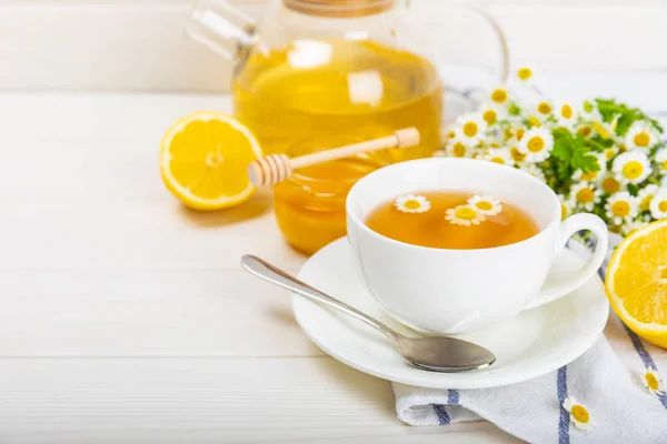 Φυτικό Χαμομήλι Λευκό Φλιτζάνι Λευκό Ξύλινο Τραπέζι Μέλι Λεμόνι Και — Φωτογραφία Αρχείου