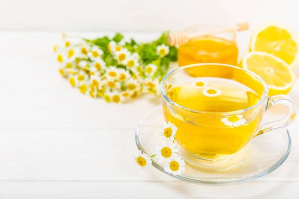 Χαμομήλι Φυτικό Τσάι Γυάλινο Κύπελλο Λευκό Ξύλινο Τραπέζι Μέλι Λεμόνι — Φωτογραφία Αρχείου