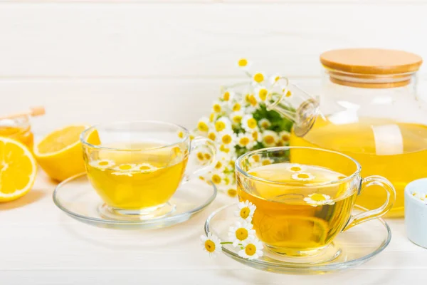 Χαμομήλι Φυτικό Τσάι Γυάλινο Κύπελλο Λευκό Ξύλινο Τραπέζι Μέλι Λεμόνι — Φωτογραφία Αρχείου