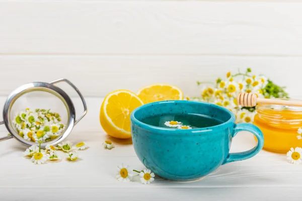 Χαμομήλι Φυτικό Τσάι Μπλε Φλιτζάνι Λευκό Ξύλινο Τραπέζι Μέλι Λεμόνι — Φωτογραφία Αρχείου