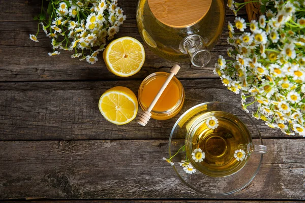Χαμομήλι Φυτικό Τσάι Γυάλινο Κύπελλο Καφέ Ξύλινο Τραπέζι Μέλι Λεμόνι — Φωτογραφία Αρχείου