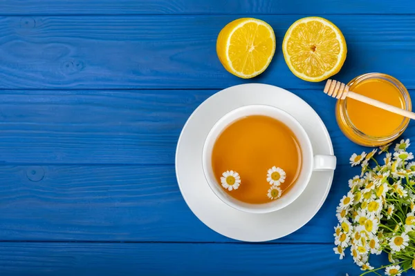 Χαμομήλι Φυτικό Τσάι Ένα Φλιτζάνι Ένα Μπλε Ξύλινο Τραπέζι Μέλι — Φωτογραφία Αρχείου