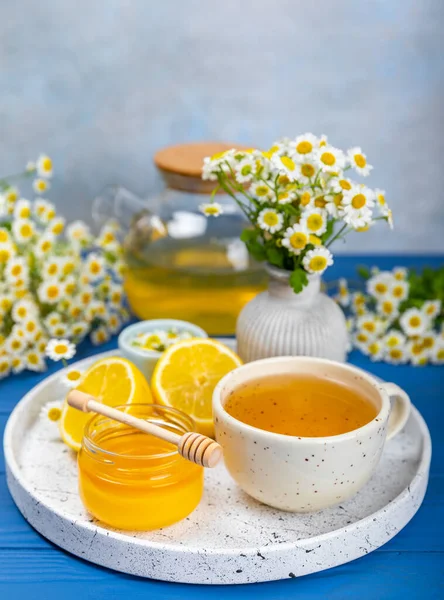 Kamillentee Einer Tasse Auf Einem Blauen Holztisch Mit Honig Zitrone — Stockfoto