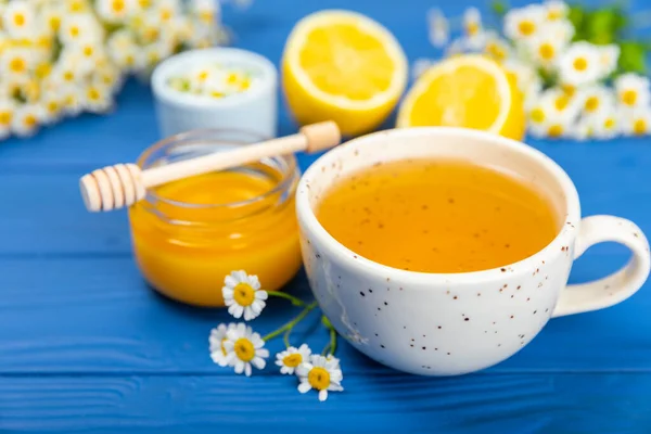 Χαμομήλι Φυτικό Τσάι Ένα Φλιτζάνι Ένα Μπλε Ξύλινο Τραπέζι Μέλι — Φωτογραφία Αρχείου